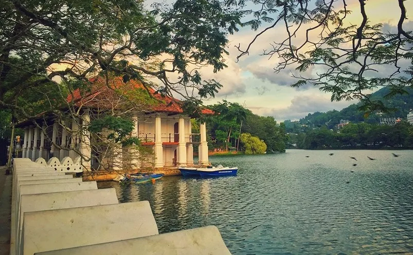Lakeside pavilion and temple architecture beside Kandy Lake at dusk