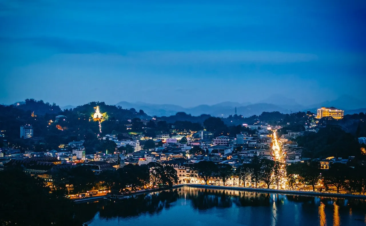 Lakeside pavilion and temple architecture beside Kandy Lake at dusk